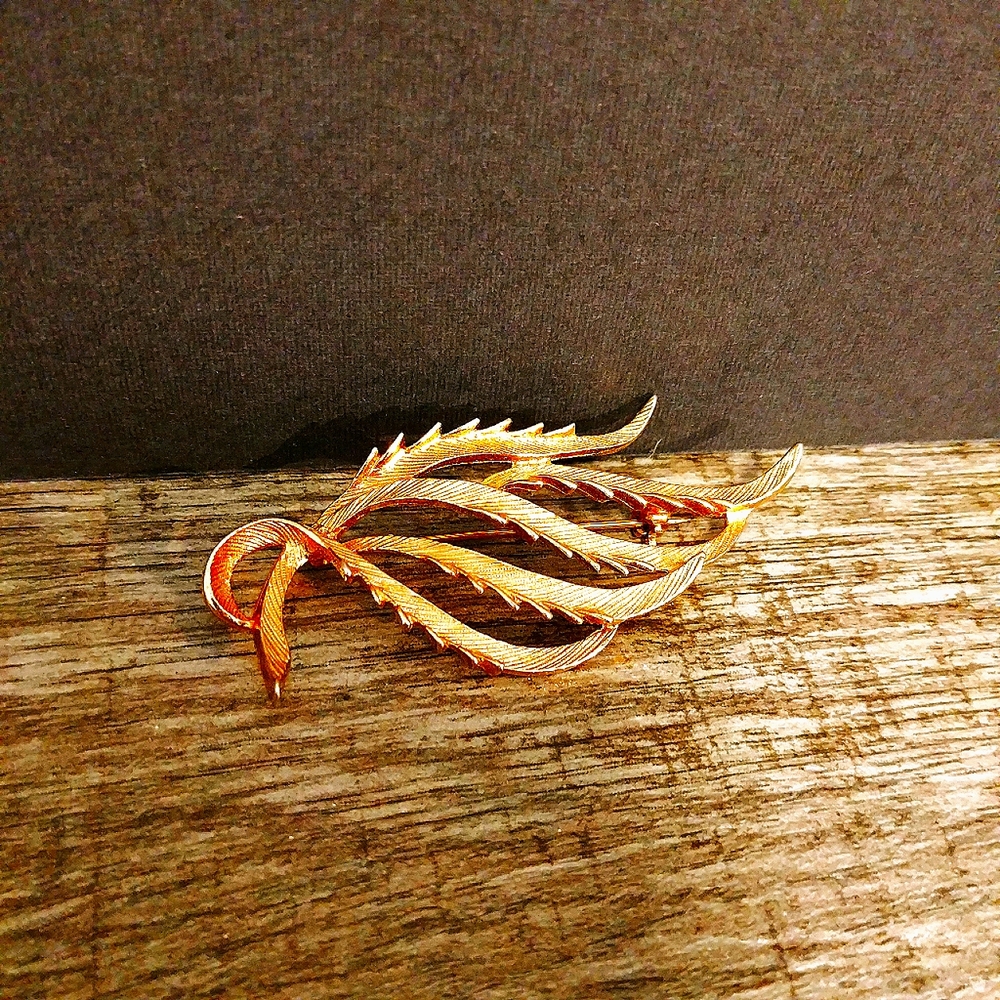 1970s Sarah Coventry mid Century Leaf Brooch Gold Tone Metal